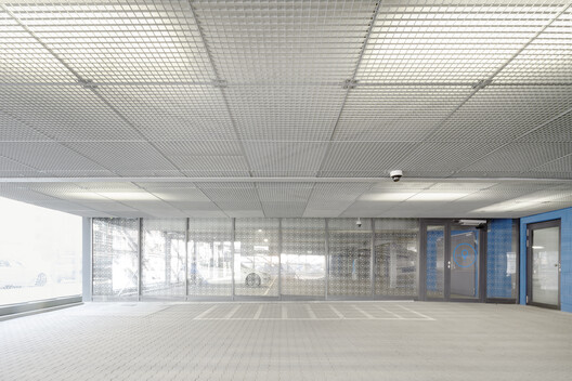 Neckarbogen Neighborhood Parking Garage / Wittfoht Architekten Neckarbogen Neighborhood Parking Garage / Wittfoht Architekten - Glass