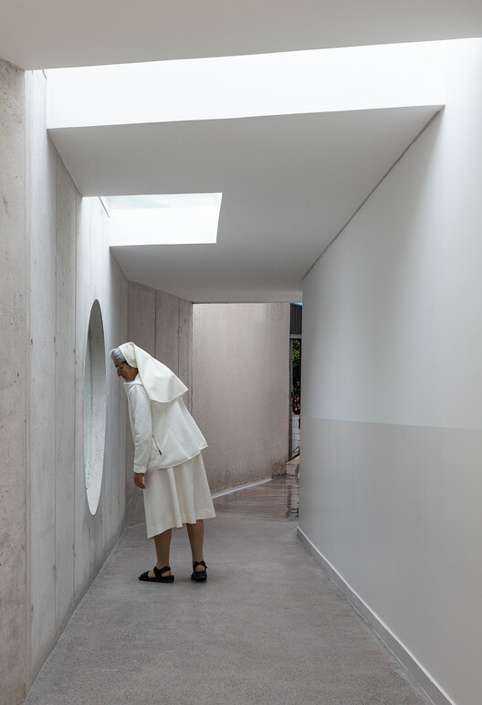 Art Building – Cardenal Spellman Educational Unit / STUDIO BLUR - Interior Photography, Concrete