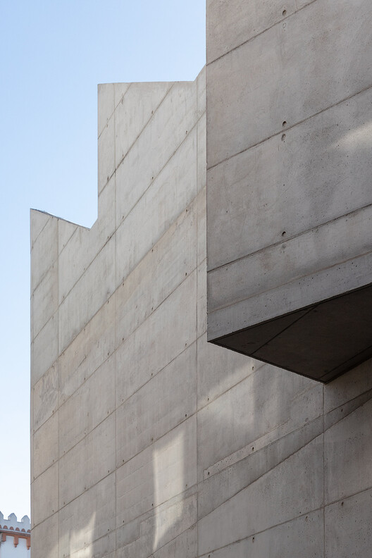 Art Building – Cardenal Spellman Educational Unit / STUDIO BLUR - Exterior Photography, Concrete