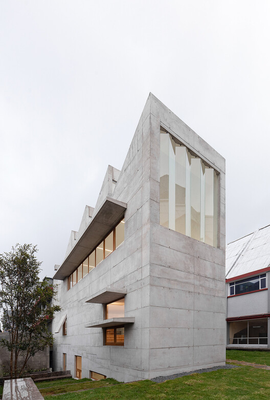 Art Building – Cardenal Spellman Educational Unit / STUDIO BLUR - Exterior Photography