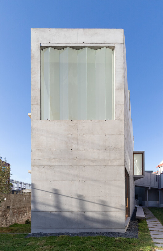 Art Building – Cardenal Spellman Educational Unit / STUDIO BLUR - Exterior Photography, Concrete