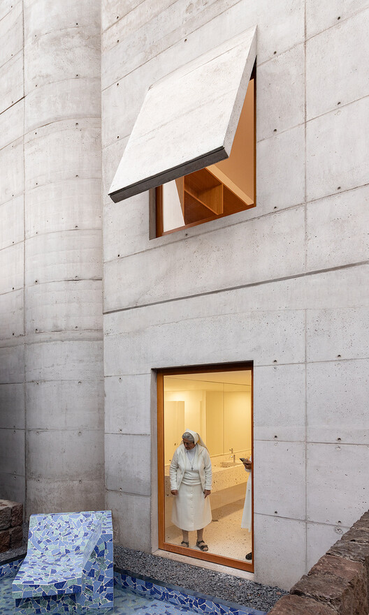 Art Building – Cardenal Spellman Educational Unit / STUDIO BLUR - Interior Photography, Wood, Concrete