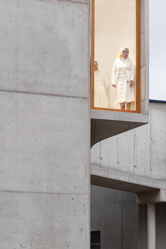 Art Building – Cardenal Spellman Educational Unit / STUDIO BLUR - Interior Photography, Concrete