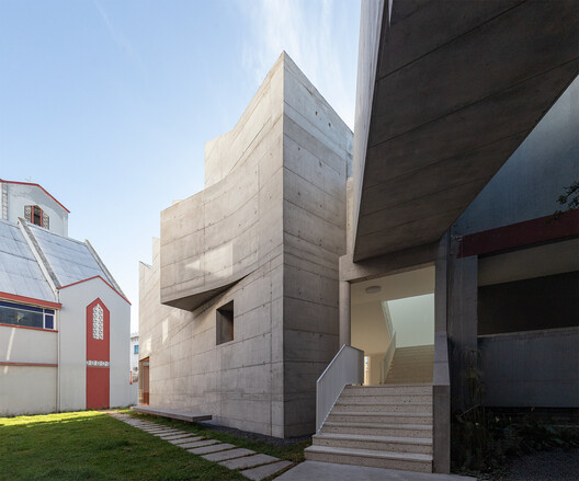 Art Building – Cardenal Spellman Educational Unit / STUDIO BLUR - Exterior Photography, Concrete