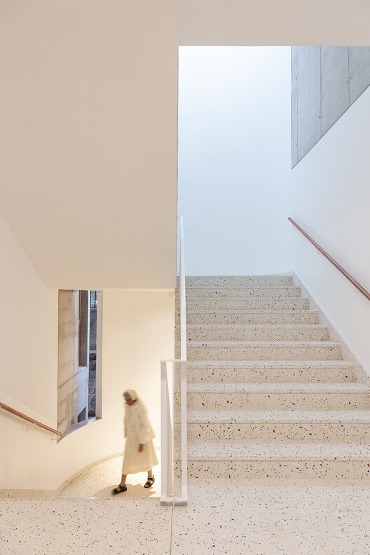 Art Building – Cardenal Spellman Educational Unit / STUDIO BLUR - Interior Photography, Stairs, Concrete