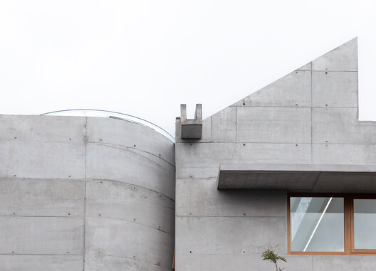Art Building – Cardenal Spellman Educational Unit / STUDIO BLUR - Exterior Photography, Concrete