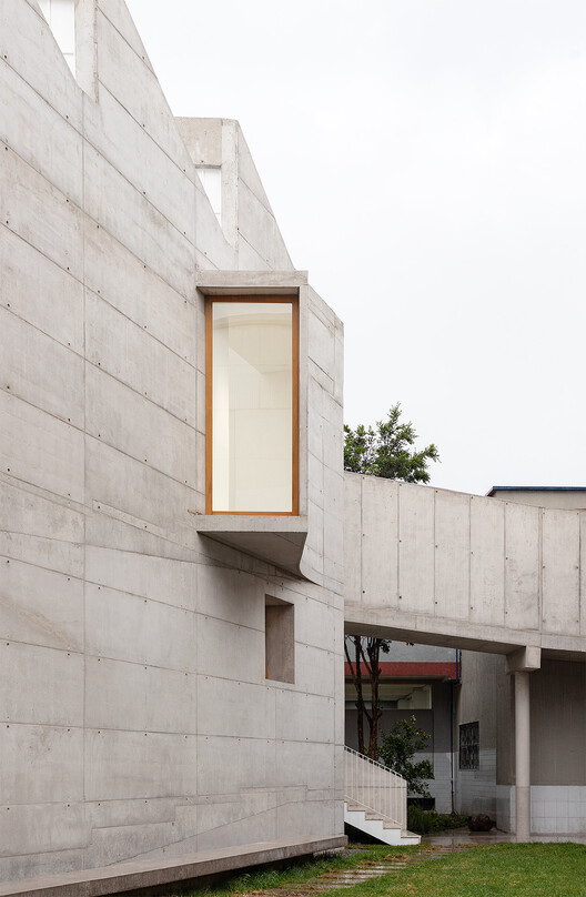 Art Building – Cardenal Spellman Educational Unit / STUDIO BLUR - Exterior Photography, Concrete