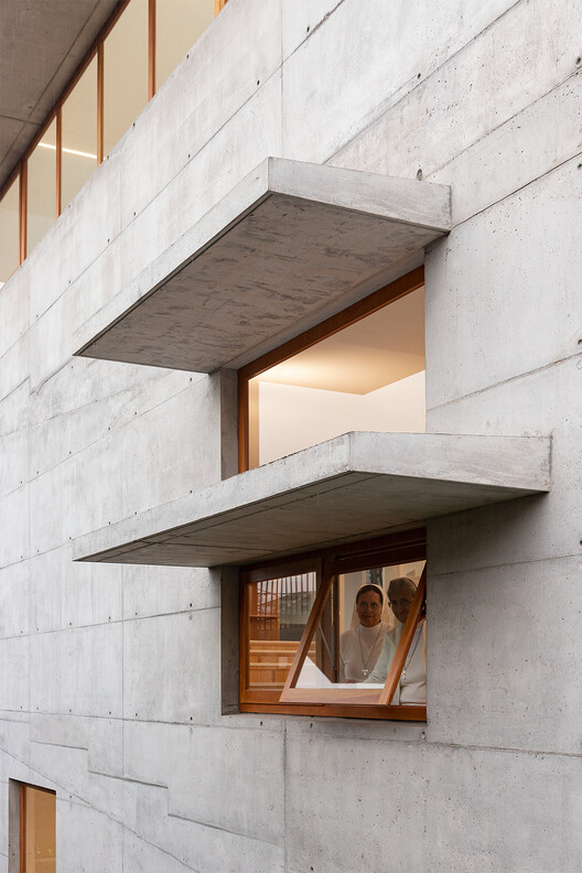 Art Building – Cardenal Spellman Educational Unit / STUDIO BLUR - Interior Photography, Wood, Concrete