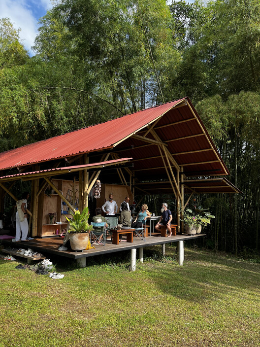 Yoga Bonito / Norenaarquitectos - Fotografía exterior, Templo, Fijación Vigas, Sillas, Bancas
