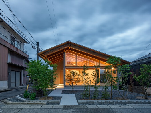 House with a Slit Roof / KOMINORU Design - Exterior Photography