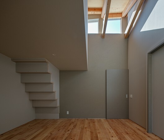 House with a Slit Roof / KOMINORU Design - Interior Photography, Wood, Stairs