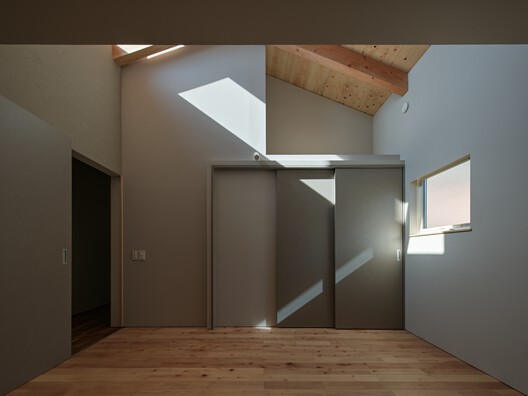 House with a Slit Roof / KOMINORU Design - Interior Photography, Wood