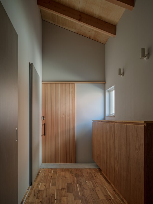 House with a Slit Roof / KOMINORU Design - Interior Photography, Wood