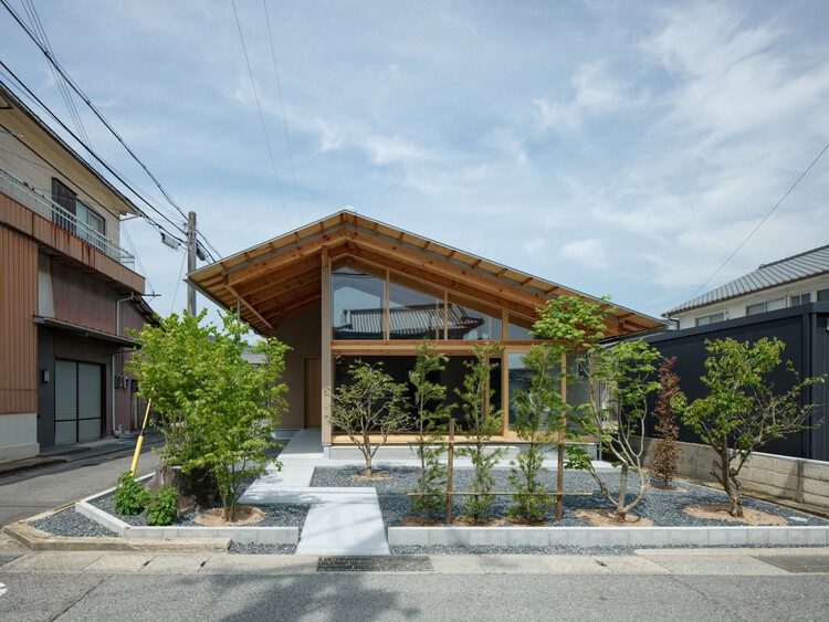 House with a Slit Roof / KOMINORU Design - Exterior Photography, Houses, Beam