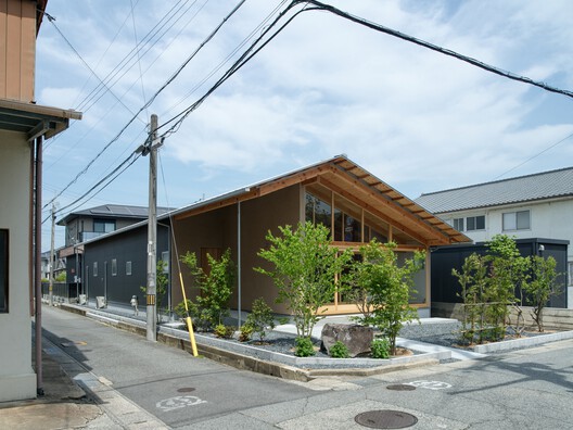 House with a Slit Roof / KOMINORU Design - Exterior Photography