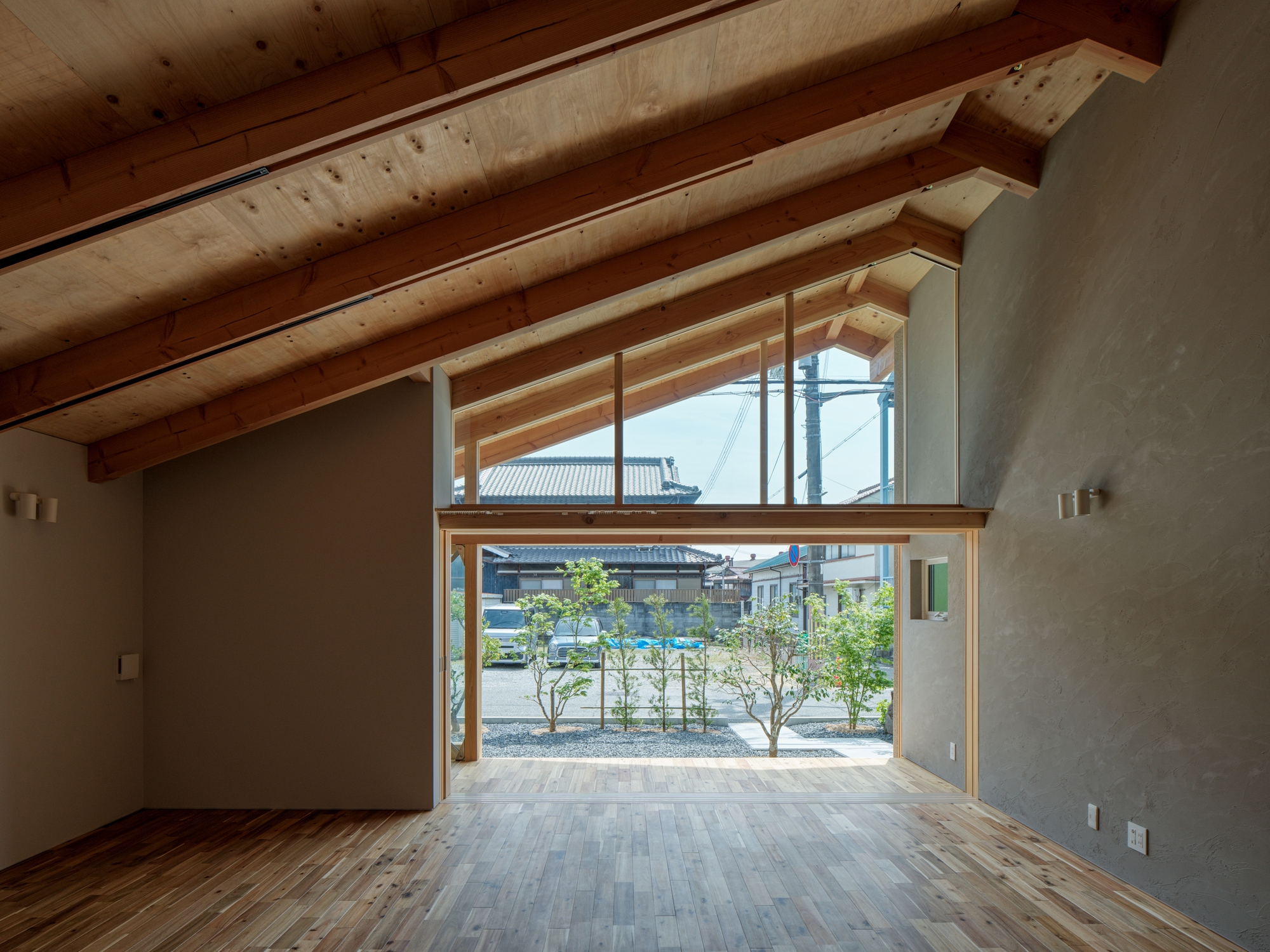 Slit Window House Gallery of House with a Slit Roof / KOMINORU Design - 4