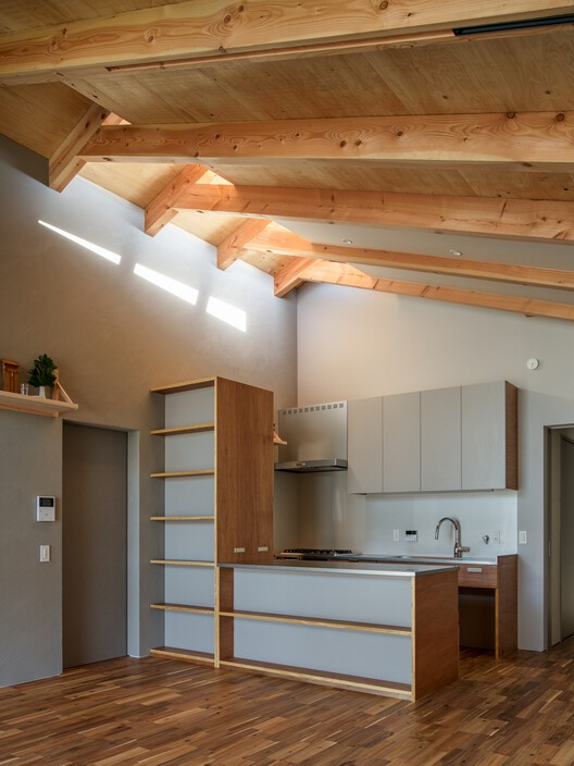 House with a Slit Roof / KOMINORU Design - Interior Photography, Kitchen, Wood, Lighting, Countertop, Chair