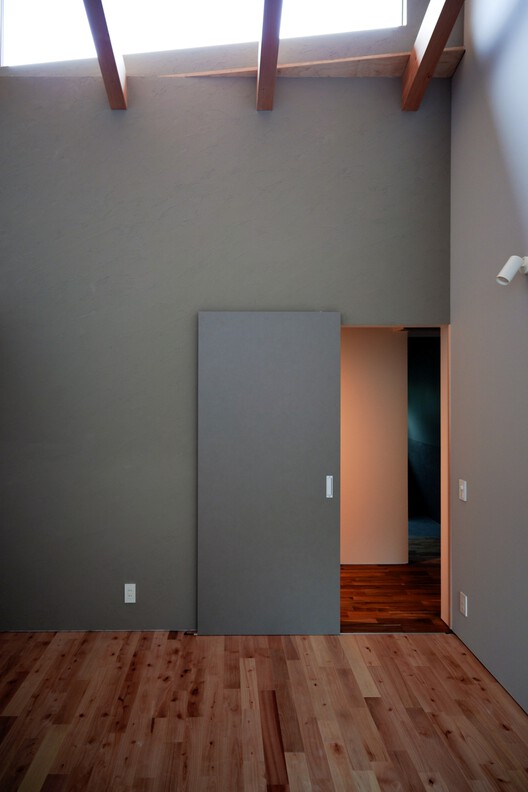 House with a Slit Roof / KOMINORU Design - Interior Photography, Wood, Door