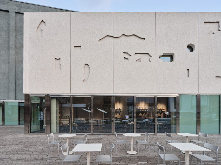 Café JER no Centro Tselinny de Cultura Contemporânea / NAAW - Fotografia Exterior, Concreto