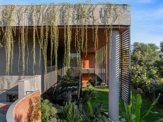 Valaya Villa / tHE gRID Architects Research and Design Studio - Image 4 of 40