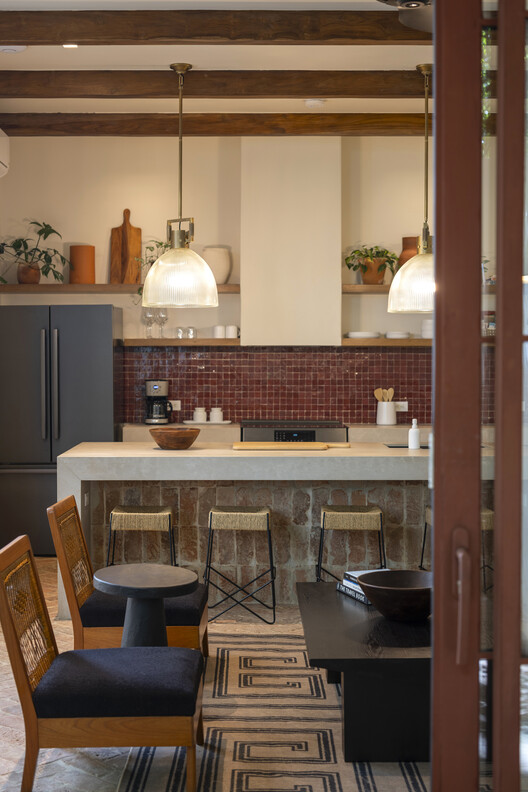 Sendero Villas / LOOP Design Studio - Fotografía interior, Cocina, Madera, Sillas, Mesas, Encimera, Iluminación