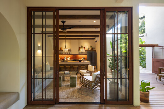 Sendero Villas / LOOP Design Studio - Fotografía interior, Madera, Puerta, Mesas, Iluminación, Sillas, Vidrio