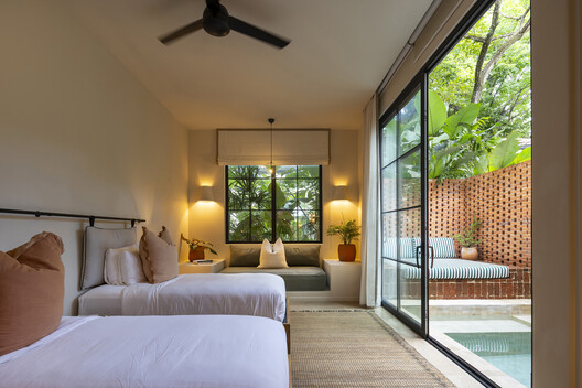 Sendero Villas / LOOP Design Studio - Fotografía interior, Dormitorio, Sillas