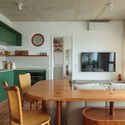 Apartamento Capote / Mina Estúdio - Fotografia de Interiores, Interiores De Apartamentos, Cozinha, Bancada, Iluminação, Mesa, Cadeira