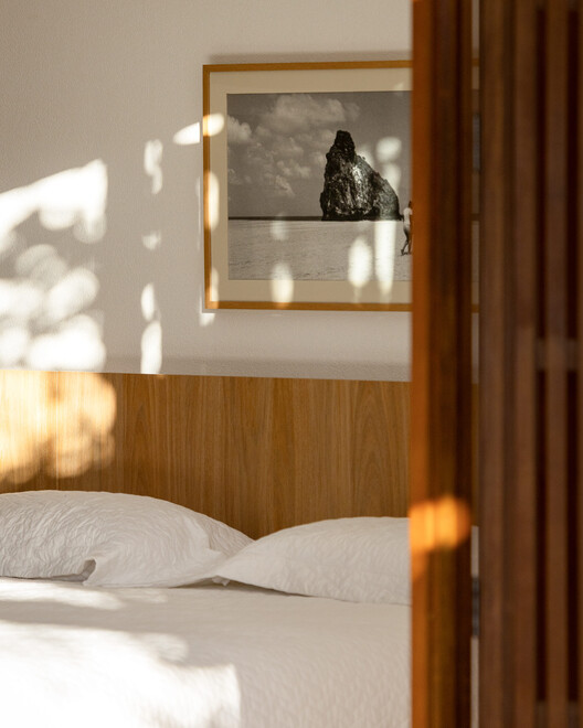 Residência em Xangri-Lá / Yan Kruchin - Fotografia de Interiores, Dormitório, Madeira, Cama
