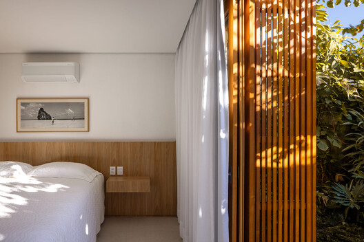 Residência em Xangri-Lá / Yan Kruchin - Fotografia de Interiores, Dormitório, Madeira, Cama