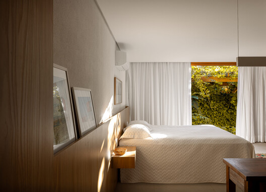 Residência em Xangri-Lá / Yan Kruchin - Fotografia de Interiores, Dormitório, Cama, Madeira, Iluminação