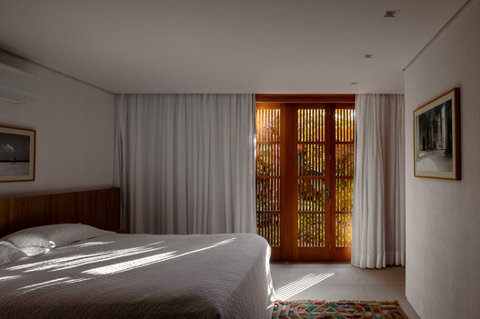 Residência em Xangri-Lá / Yan Kruchin - Fotografia de Interiores, Dormitório, Madeira, Cama