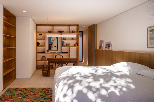 Residência em Xangri-Lá / Yan Kruchin - Fotografia de Interiores, Dormitório, Madeira, Cama, Iluminação, Prateleira