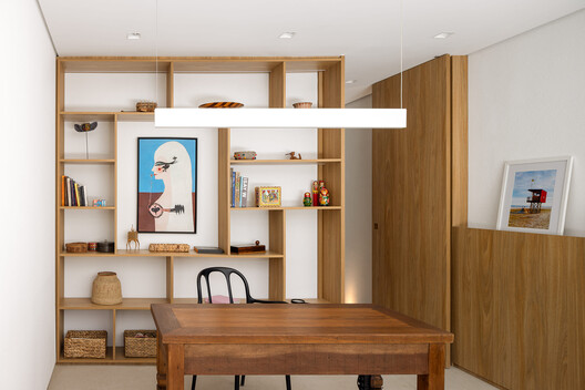 Residência em Xangri-Lá / Yan Kruchin - Fotografia de Interiores, Prateleira, Madeira, Iluminação, Mesa