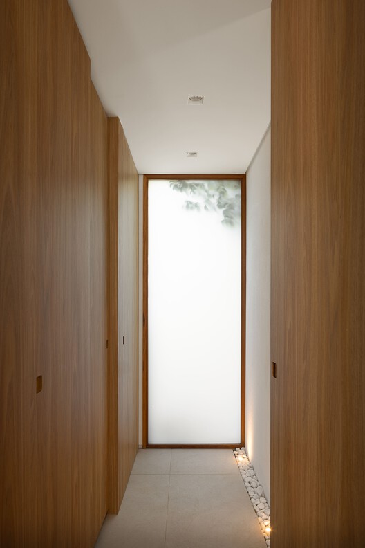 Residência em Xangri-Lá / Yan Kruchin - Fotografia de Interiores, Madeira, Porta, Vidro