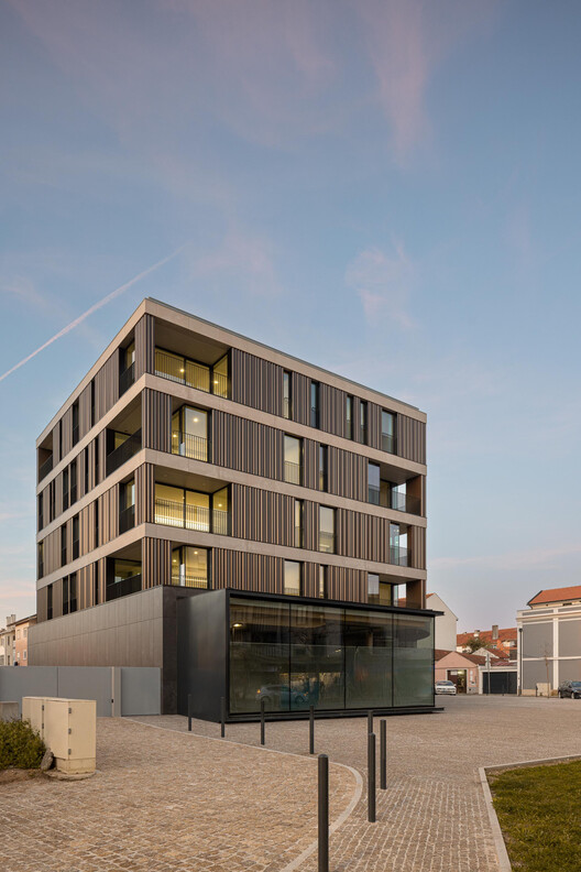 Edificio Square – Esgueira, Aveiro / RVdM Arquitectos Edificio Square – Esgueira, Aveiro / RVdM Arquitectos - Fotografía exterior, Concreto