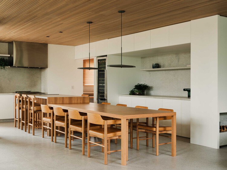 AK Apartment / Estúdio PRG Arquitetura + Mariana Ferretti Interiores - Interior Photography, Kitchen, Wood, Table, Chair, Lighting, Countertop