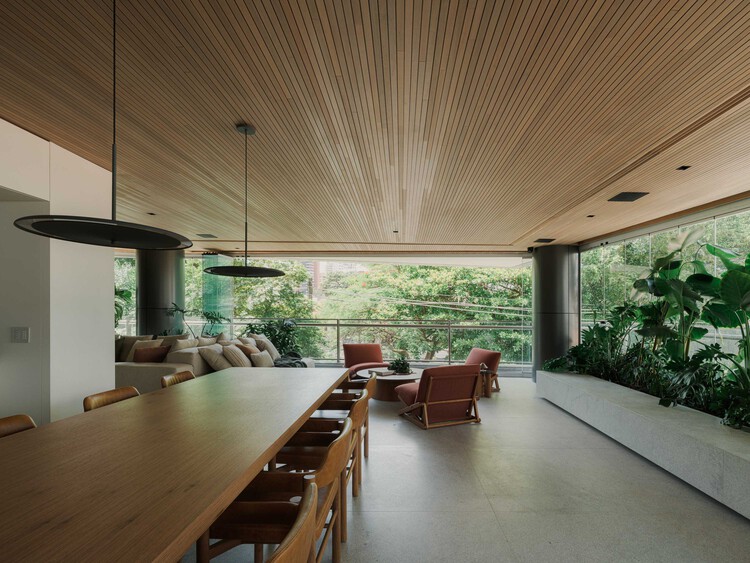 AK Apartment / Estúdio PRG Arquitetura + Mariana Ferretti Interiores - Interior Photography, Dining room, Wood, Chair