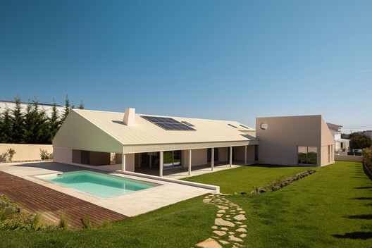 The Porch House / Vasco Burnay Arquitectura The Porch House / Vasco Burnay Arquitectura - Exterior Photography, Courtyard