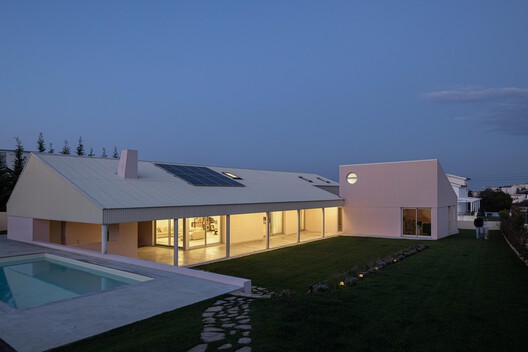 The Porch House / Vasco Burnay Arquitectura The Porch House / Vasco Burnay Arquitectura - Exterior Photography, Courtyard