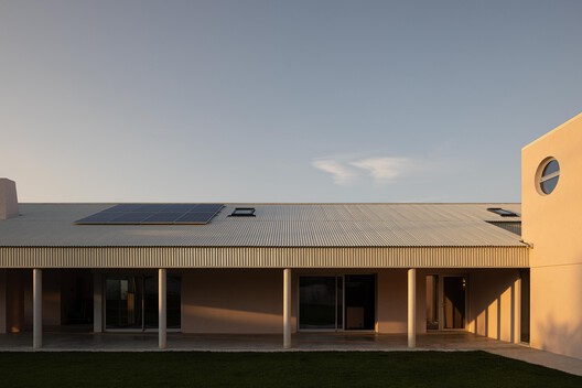 The Porch House / Vasco Burnay Arquitectura The Porch House / Vasco Burnay Arquitectura - Exterior Photography, Courtyard
