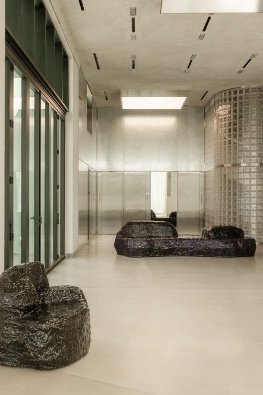 OUNASS Stage Dubai / VAUST Studio - Interior Photography, Lighting, Glass