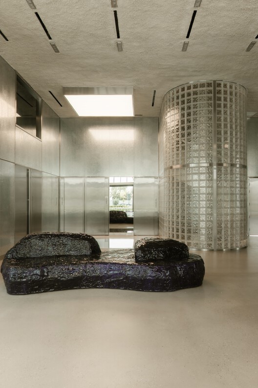 OUNASS Stage Dubai / VAUST Studio - Interior Photography, Lighting, Glass