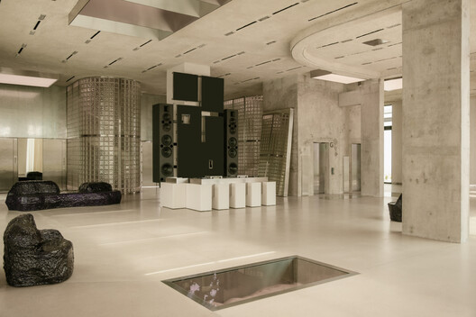 OUNASS Stage Dubai / VAUST Studio