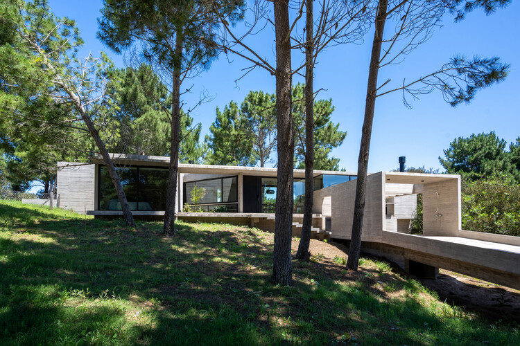 Casa Senderos / Besonias Almeida Arquitectos - Imagen 1 de 18