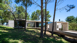 Casa Senderos / Besonias Almeida Arquitectos