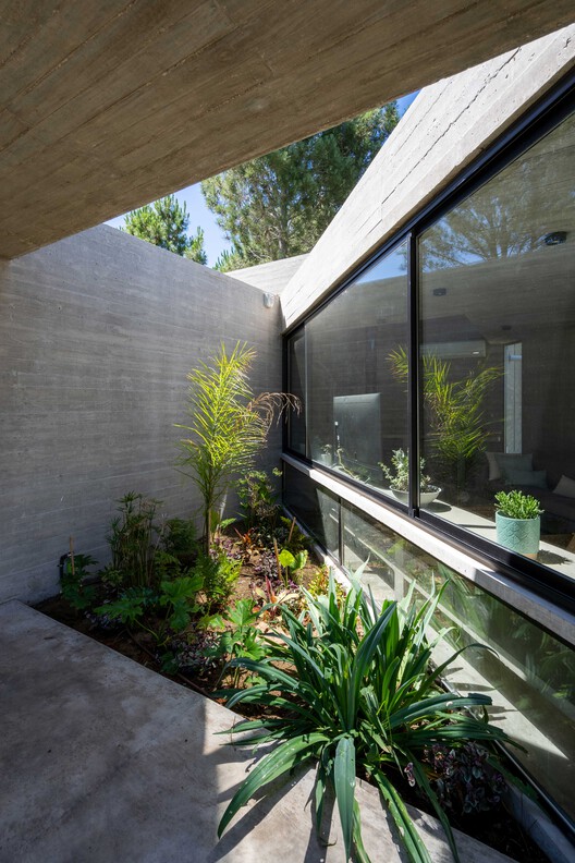 Senderos House / Besonias Almeida Arquitectos Senderos House / Besonias Almeida Arquitectos - Exterior Photography, Concrete, Garden