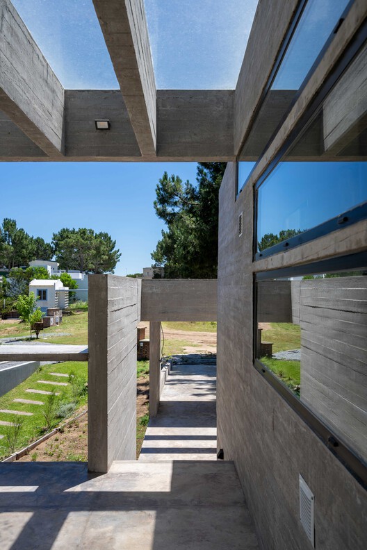 Senderos House / Besonias Almeida Arquitectos Senderos House / Besonias Almeida Arquitectos - Image 8 of 18