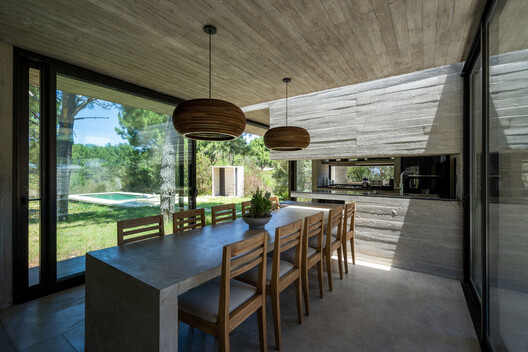 Senderos House / Besonias Almeida Arquitectos Senderos House / Besonias Almeida Arquitectos - Interior Photography, Dining room, Wood, Beam, Chair