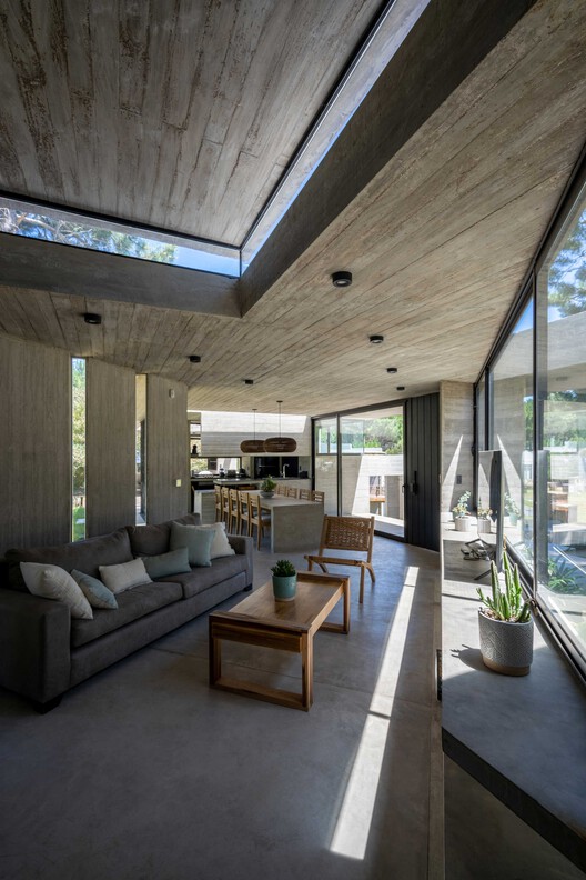Senderos House / Besonias Almeida Arquitectos Senderos House / Besonias Almeida Arquitectos - Interior Photography, Living Room, Wood, Concrete, Beam, Chair